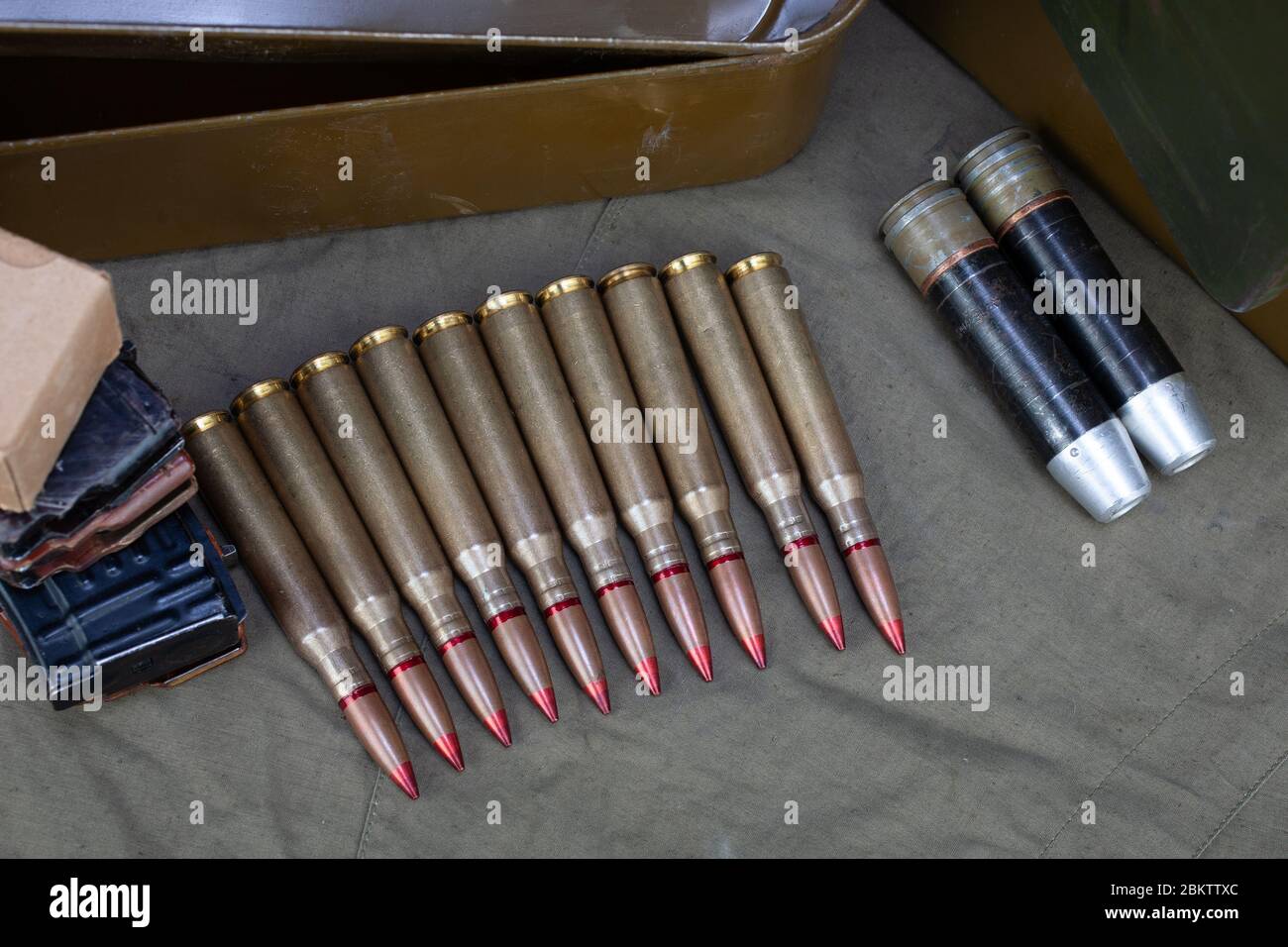 O Cartucho De 12,7 108 Mm Para Uma Metralhadora Pesada De 12,7 Mm DShK E  Cartucho De Rifle Anti-materiel Sniper Usado Pela Antiga União Soviética  Isolado No Fundo Branco Foto Royalty Free