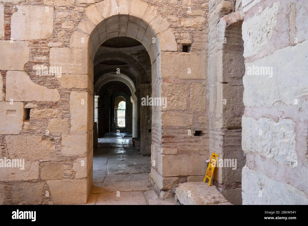Interior de la antigua iglesia bizantina griega de San Nicolás el Wonderworker situado en la moderna ciudad de Demre, provincia de Antalya, Turquía Foto de stock