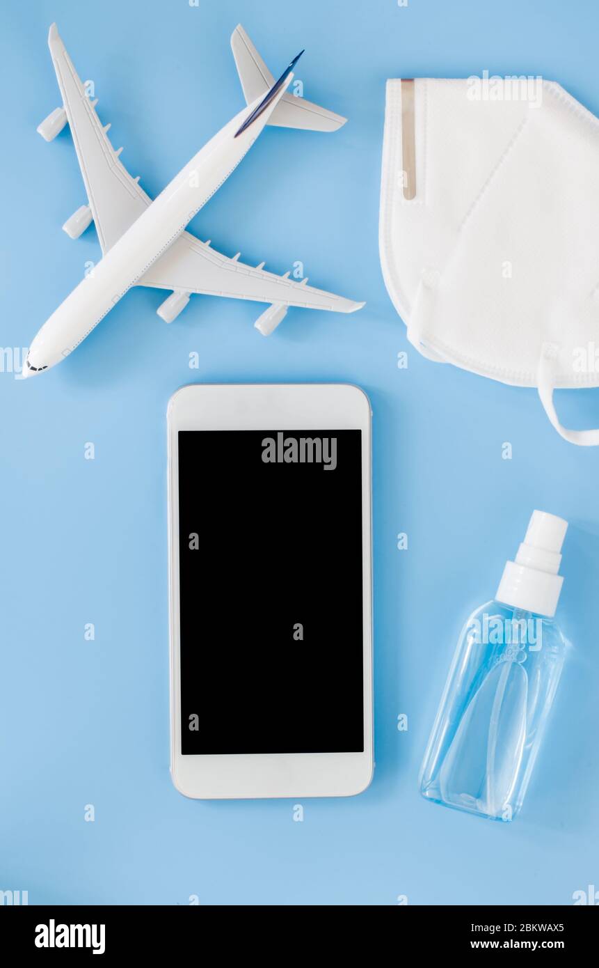 Concepto de planificación de viajes, coronavirus y cuarentena. Simule un  smartphone con modelo de avión, máscara facial y spray desinfectante para  manos. Vista superior con copia Fotografía de stock - Alamy