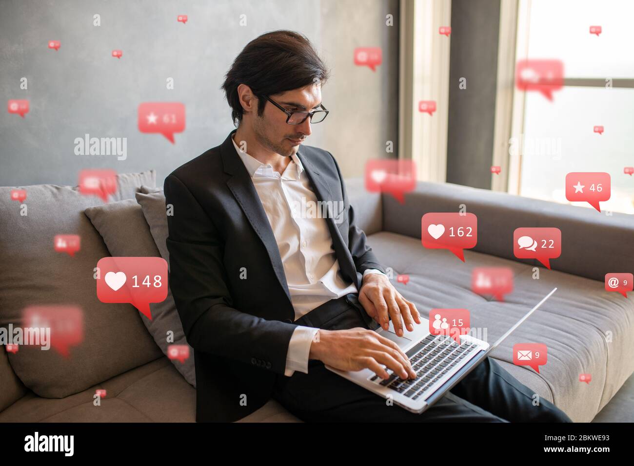 Businessman en casa trabaja con redes sociales Foto de stock