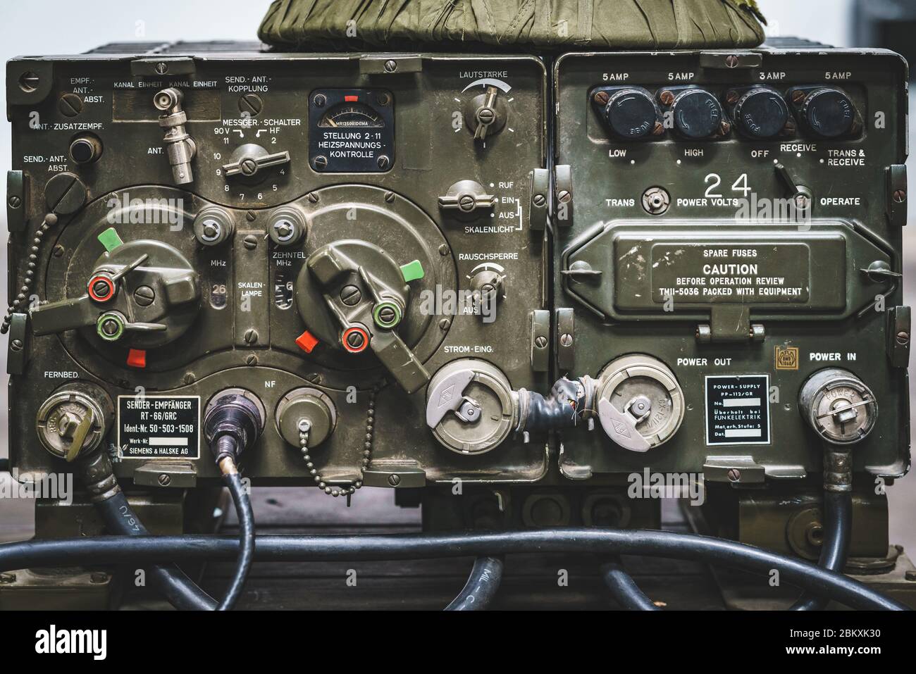Panel frontal de un antiguo transmisor y receptor de radio militar alemán  Fotografía de stock - Alamy