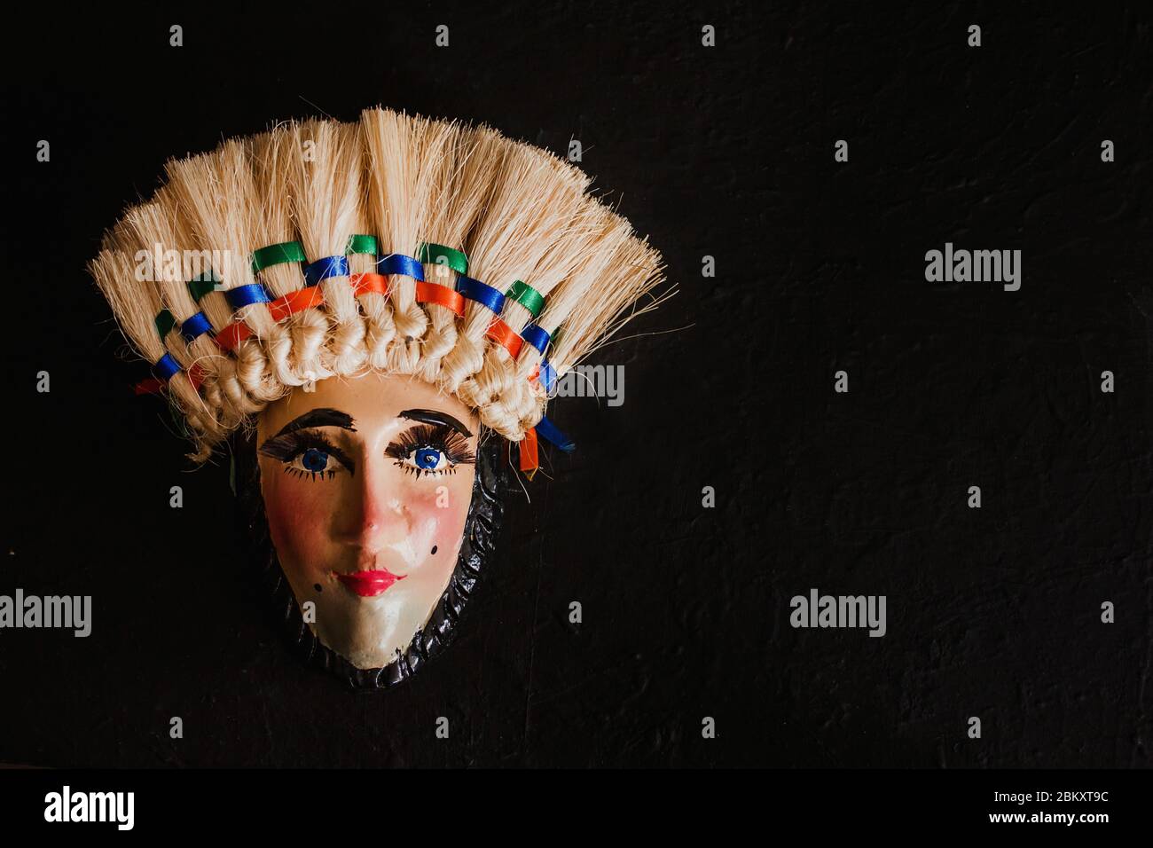 Mascara mexicana de arte popular fotografías e imágenes de alta