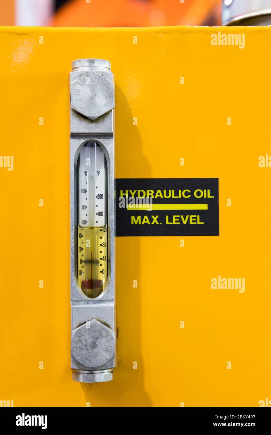 Mirilla de nivel de aceite para aceite hidráulico y termómetro ; fondo  industrial Fotografía de stock - Alamy