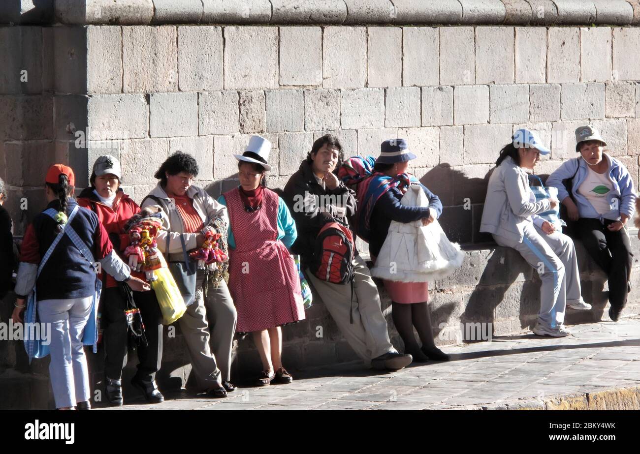 La gente se encuentra en cola en Cusco, Perú Foto de stock