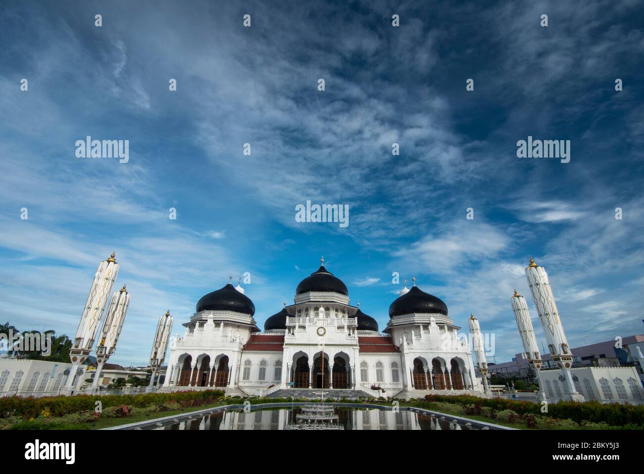 La grandeza de la Gran Mezquita Baiturrahman por la mañana en banda Aceh, provincia de Aceh, Indonesia. Miércoles 6 mayo, 2020. Foto de stock