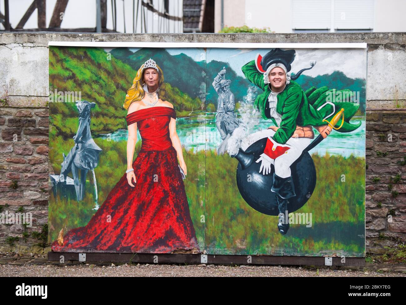 04 de mayo de 2020, Baja Sajonia, Bodenwerder: La directora del museo Claudia Erler y el miembro del personal Kevin Otte miran a través de una pared con una imagen del barón von Münchhausen en el cañón del Münchausen-Museo Bodenwerder. Como figura literaria o héroe de cine, el 'barón de mentira' Münchhausen, que se monta en una bola de cañón, es conocido en todo el mundo. La figura artística se basa en la personalidad histórica Hieronymus Carl Friedrich Freiherr von Münchhausen, nacido hace 300 años el 11 de mayo de 1720 en Bodenwerder, en el Weser. En el Museo Münchhausen se conmemora el mundialmente famoso 'Liing Baron'. Foto: Julian Stratenschulte Foto de stock