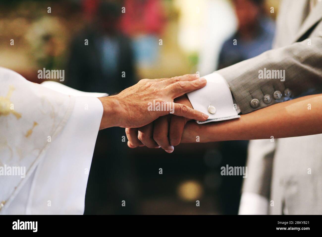 Pareja Comprometida Manos Fotos E Imagenes De Stock Alamy