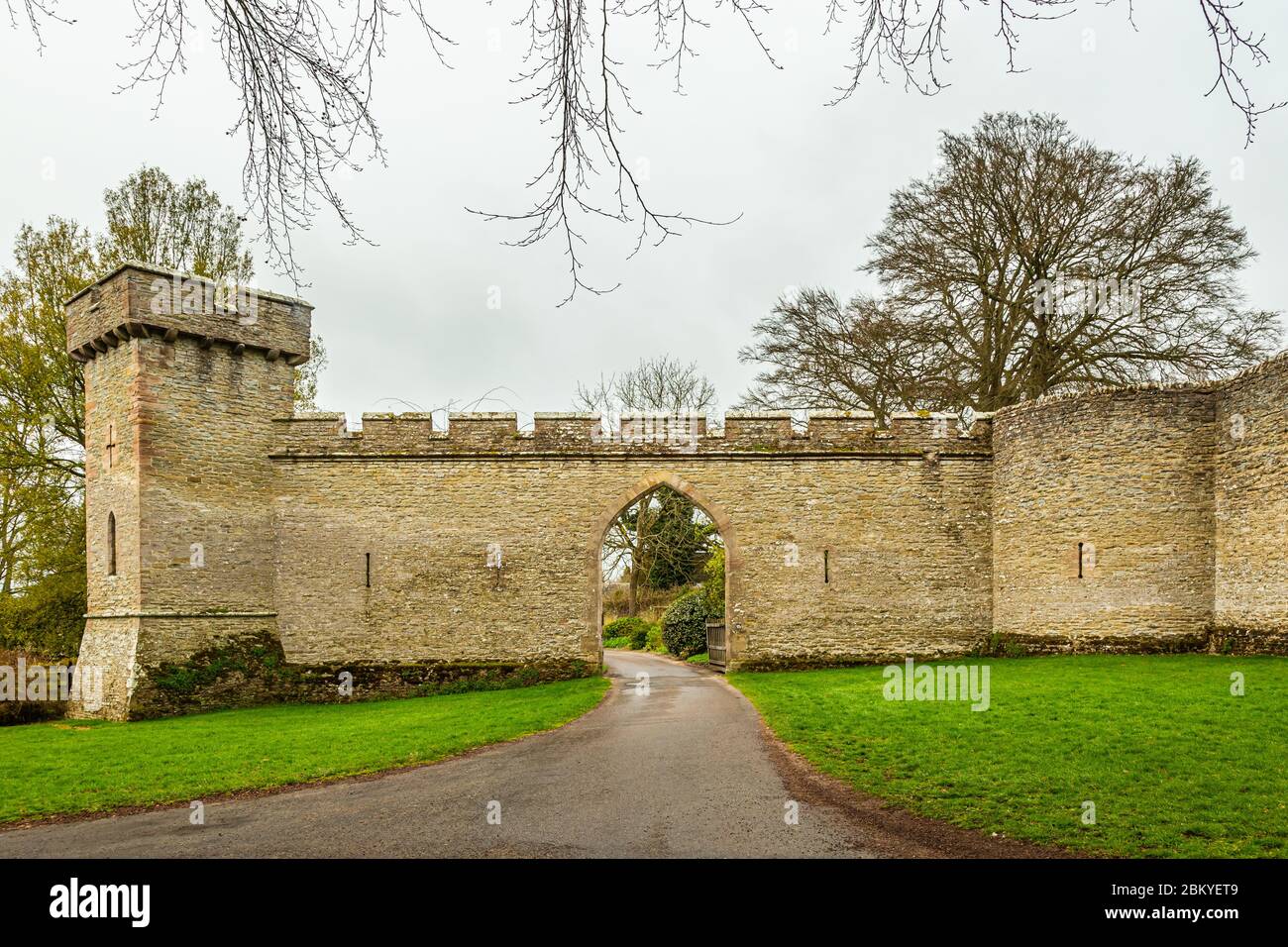 Herefordshire, Inglaterra, 3 de abril de 2019: Entrada al castillo de Croft. Foto de stock