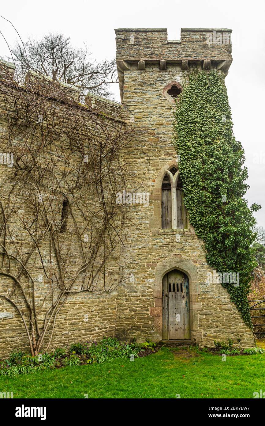 Torre en la entrada del Castillo Croft, Yarpole, Herefordshire, Inglaterra. Es una propiedad del National Trust que está abierta al público. Foto de stock