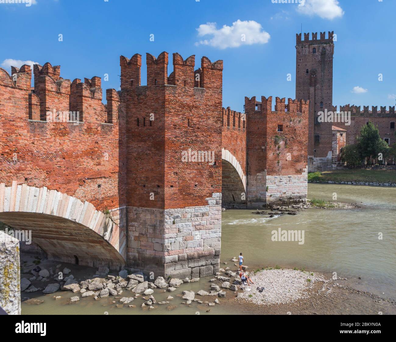 Castelvecchio castillo y puente, Verona, Veneto, Italia Foto de stock