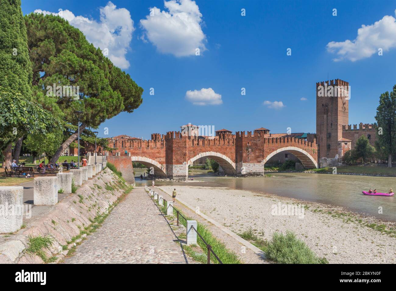 Castelvecchio castillo y puente, Verona, Veneto, Italia Foto de stock