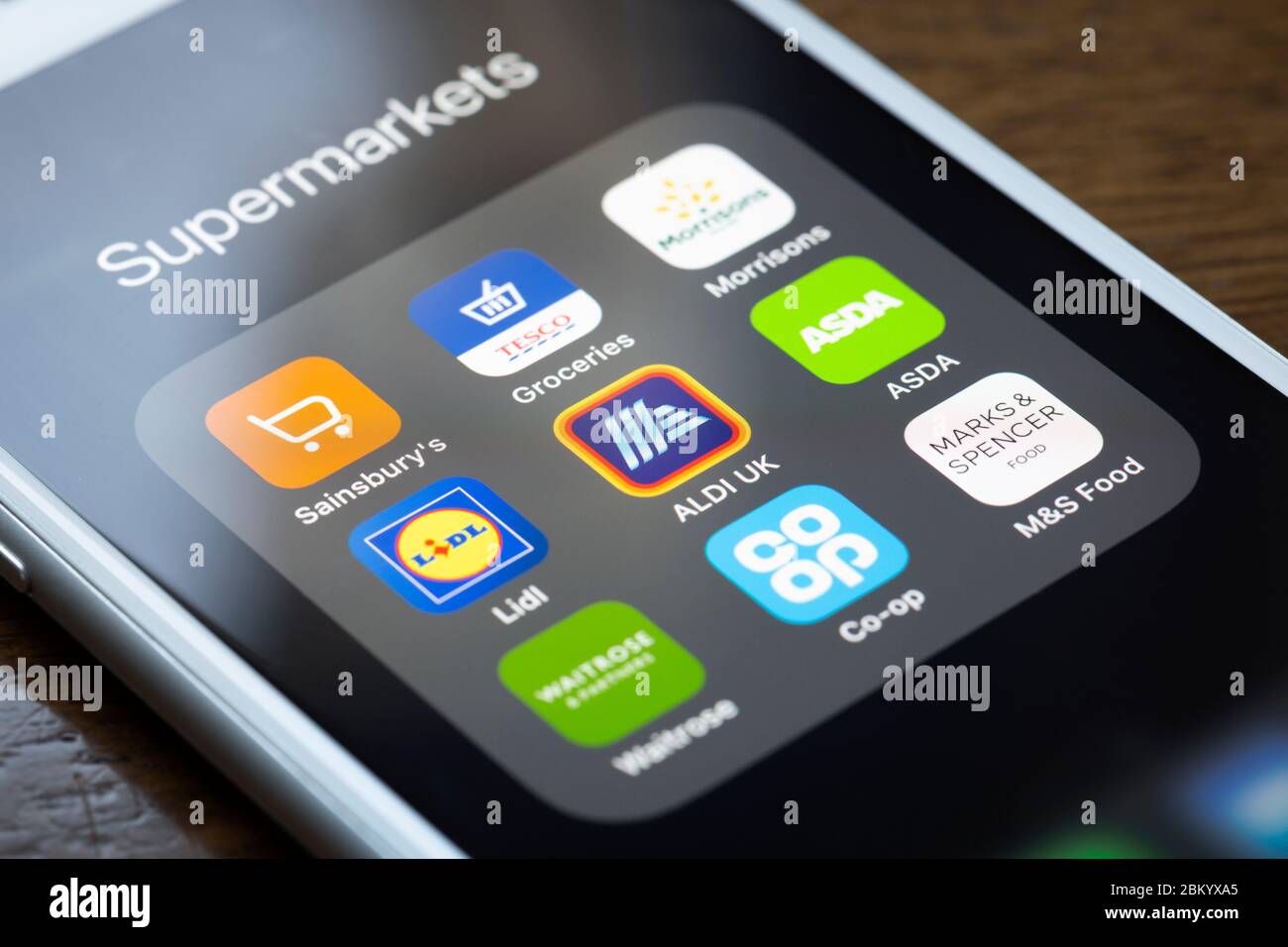 BATH, Reino Unido - 5 DE MAYO de 2020 : aplicaciones de smartphone para todos los grandes supermercados británicos en una pantalla de iPhone Foto de stock