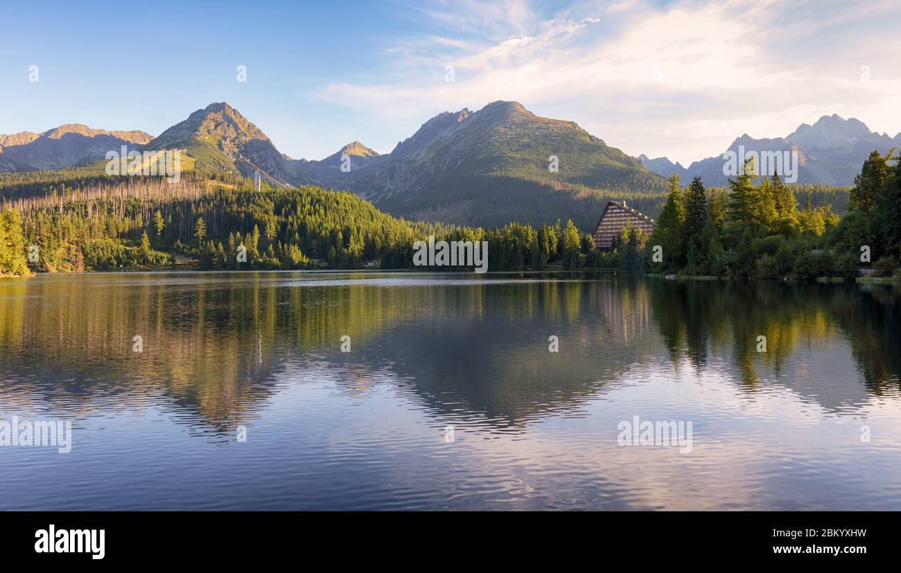 Eslovaquia Tatras montaña - Strbse pleso lago al amanecer. Foto de stock