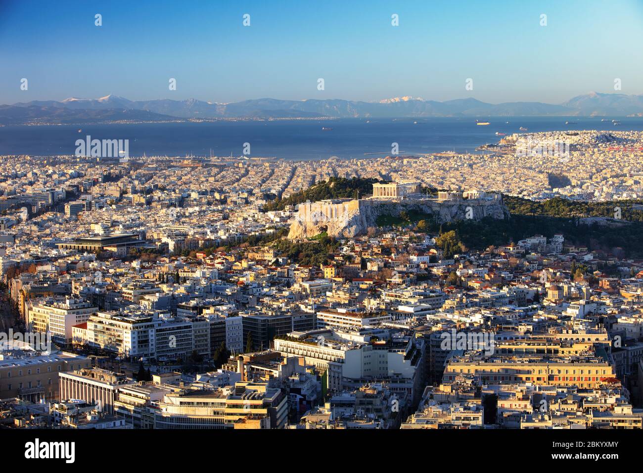 Ciudad y a la acrópolis de la colina de Lycabettus en Atenas, Grecia, al amanecer. Foto de stock