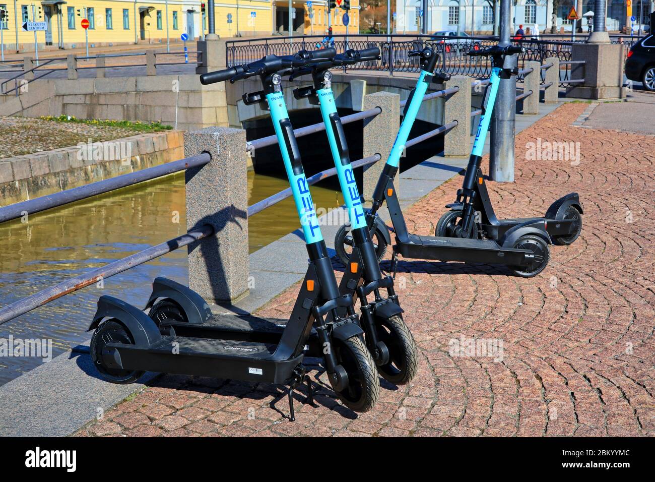 Scooters eléctricos de nivel o scooters electrónicos estacionados en la zona peatonal de la ciudad. Helsinki, Finlandia. 22 de abril de 2020. Foto de stock
