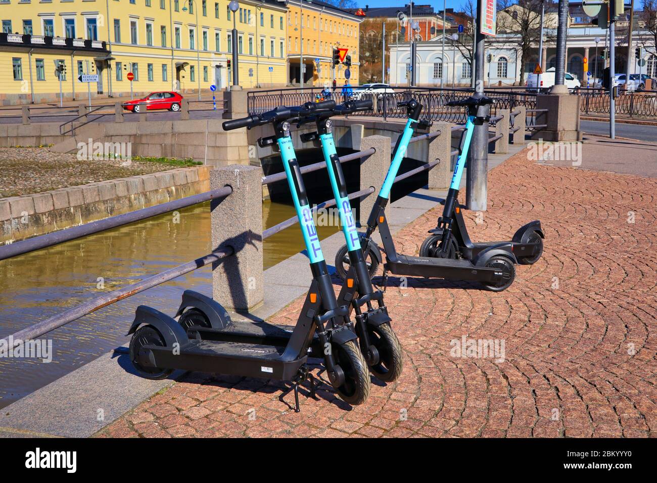 Scooters eléctricos de nivel o scooters electrónicos estacionados en la zona peatonal de la ciudad. Helsinki, Finlandia. 22 de abril de 2020. Foto de stock