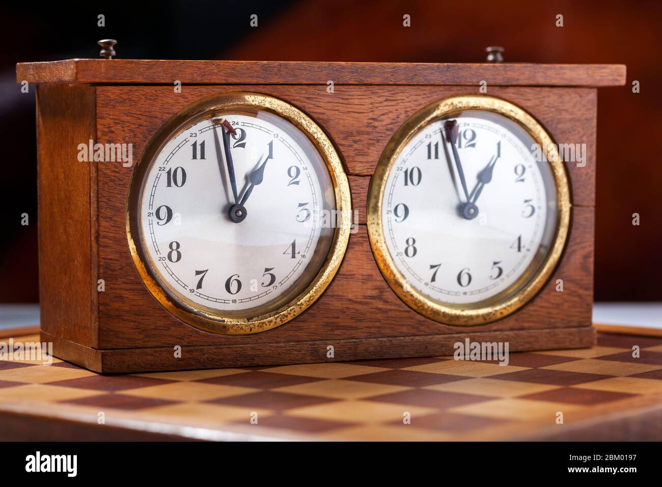 Antiguo reloj de ajedrez de madera vintage con y un tablero de ajedrez  Fotografía de stock - Alamy