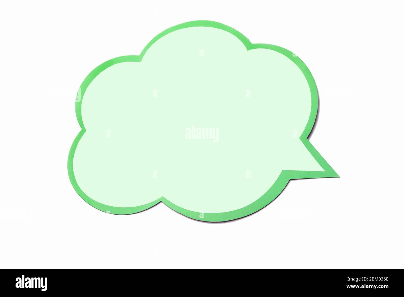 Burbuja de habla de oliva como una nube con borde verde claro aislado sobre fondo blanco vacío. Espacio de copia Foto de stock