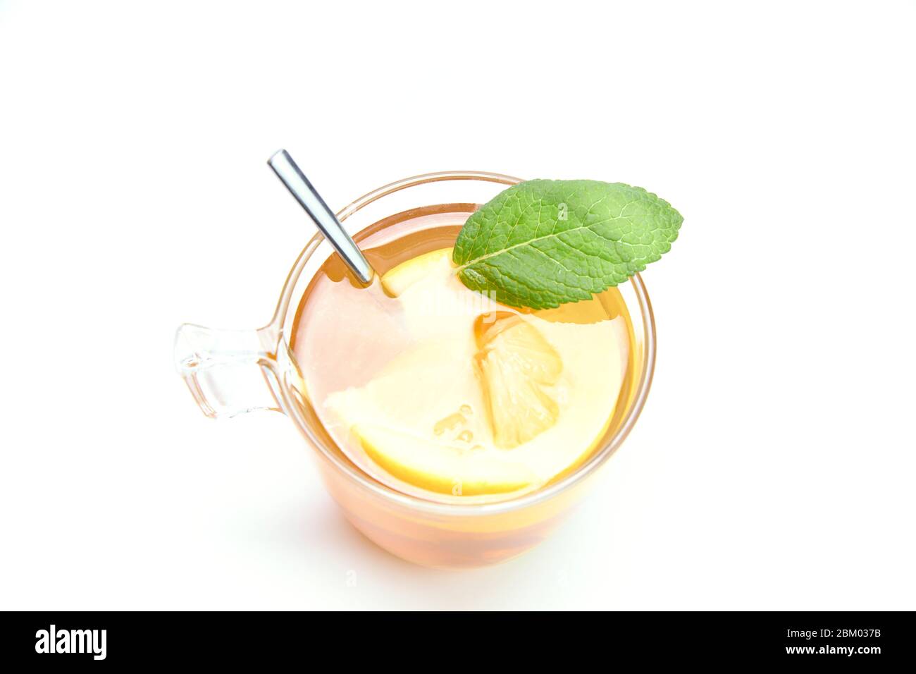 Taza caliente de té con hojas de limón y menta sobre un fondo blanco.  Concepto de bebida Fotografía de stock - Alamy