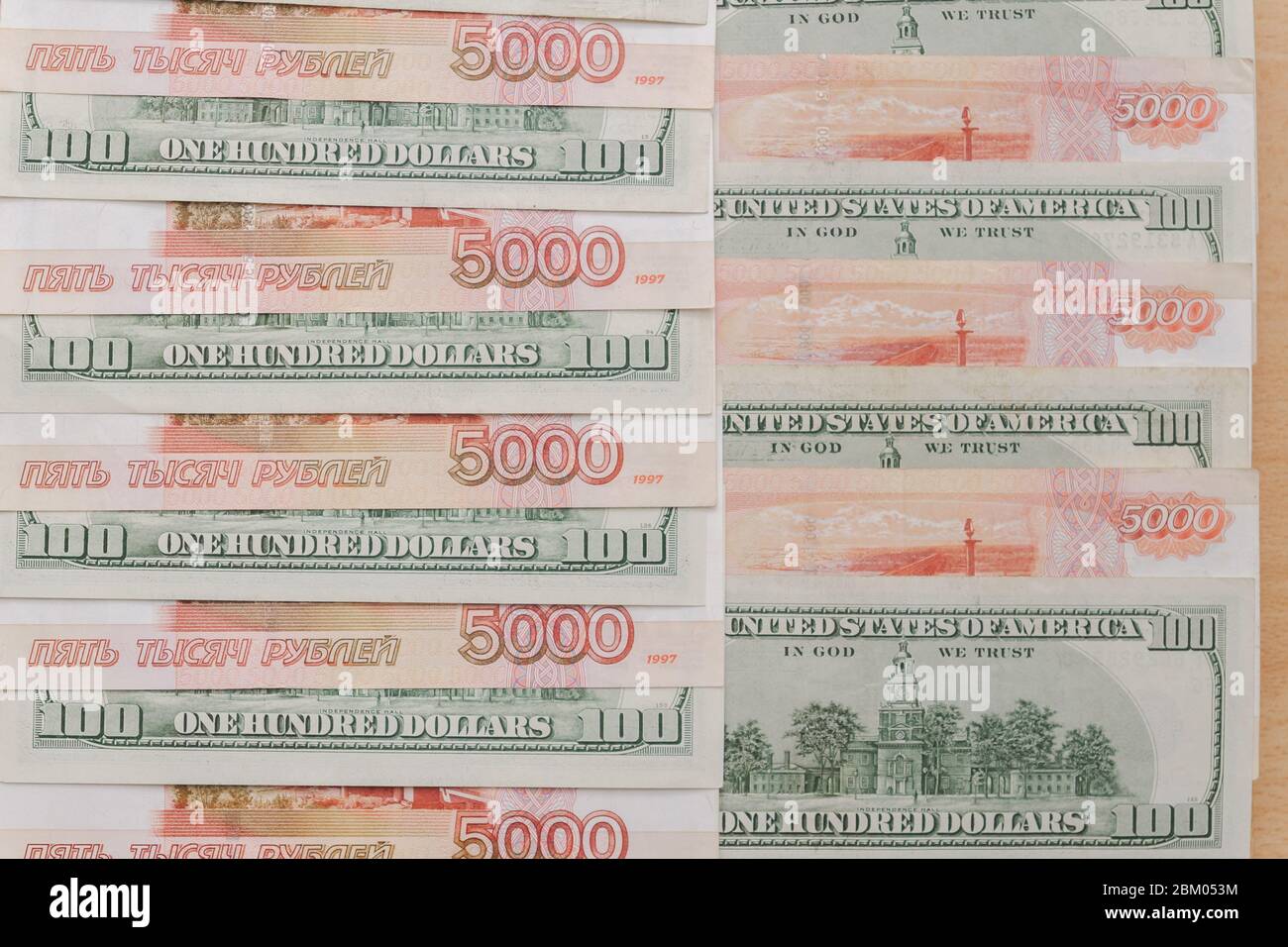 Un gran número de billetes de cien dólares estadounidenses y billetes