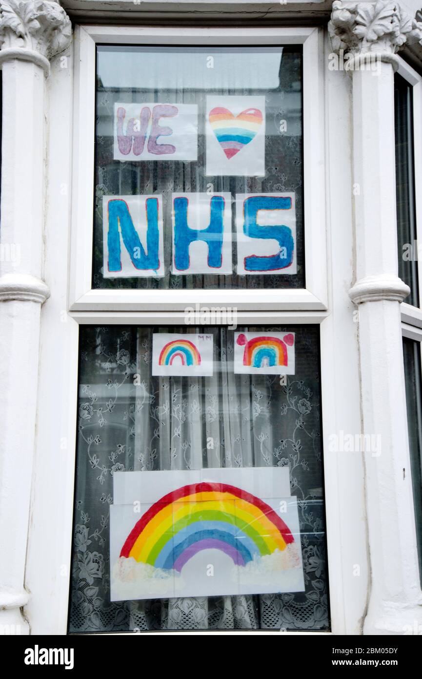 Londres Abril 2020 la pandemia de Covid-19. Hackney. Arco iris en ventana, dibujado por un niño, en apoyo del personal de primera línea, incluyendo a los trabajadores de NHS. Foto de stock