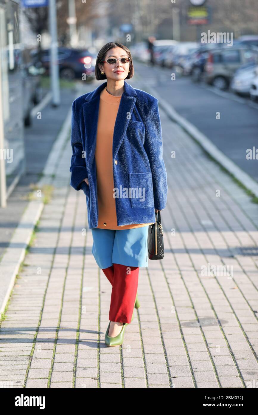 Febrero 19, 2020: Modelo lleva una chaqueta azul y una camisa naranja  durante el desfile de moda Gucci en la semana de moda femenina otoño /  invierno 2020 en Milán Fotografía de stock - Alamy