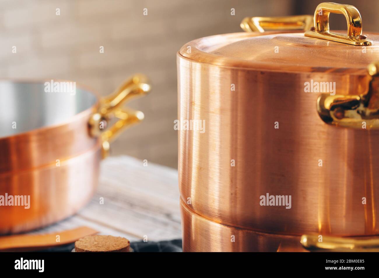 Primer plano de un juego de utensilios de cocina de cobre Utensilios De Cocina De Cobre Fotos e Imágenes de stock Alamy