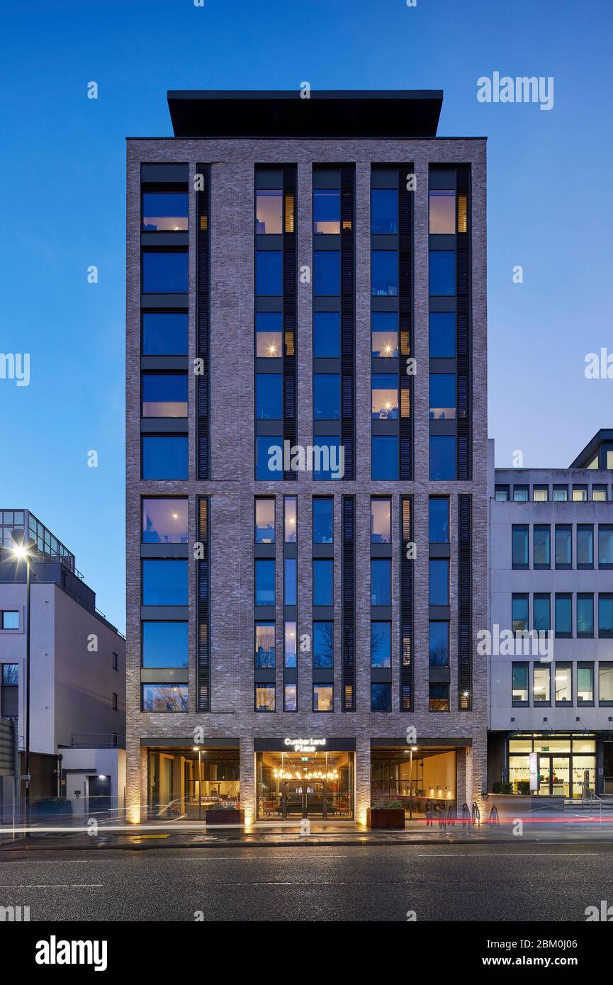 Elevación frontal con ventanas iluminadas de las habitaciones de estudiantes. Cumberland Place, Southampton, Reino Unido. Arquitecto: O'Connell East Architects, 2019. Foto de stock