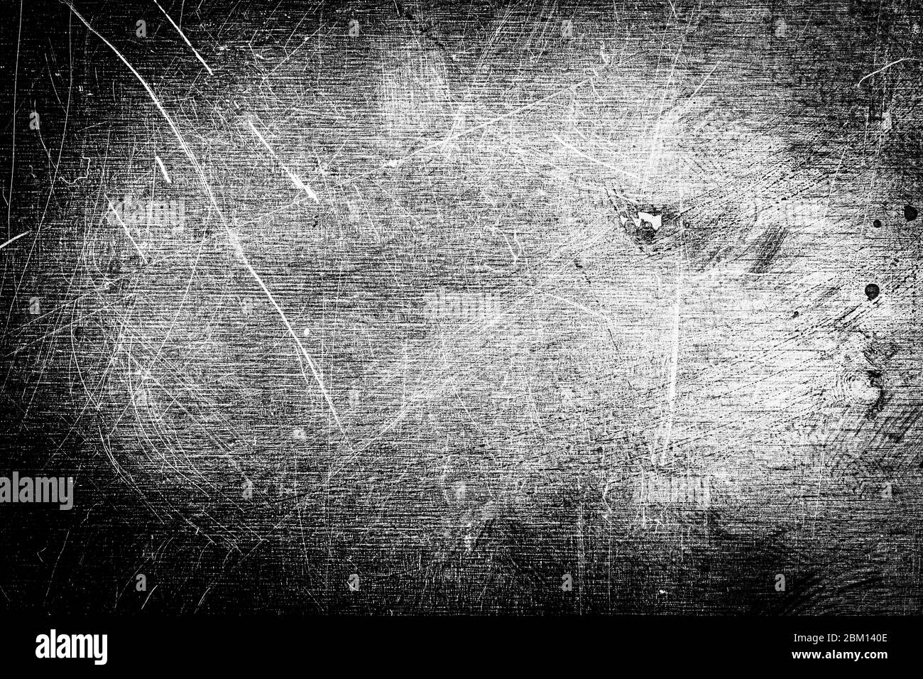 Placa de cobre Polvo sucio rayado textura, antiguo fondo de metal. Nublado y chirriante latón. Imagen en blanco y negro. Foto de stock