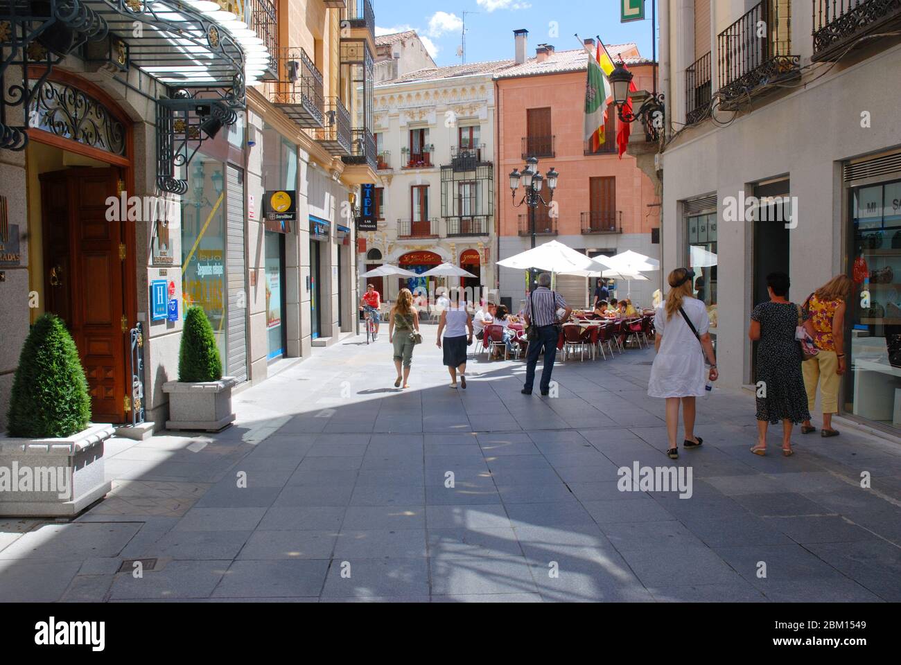 Calle en el casco antiguo. Ávila, España Fotografía de stock - Alamy