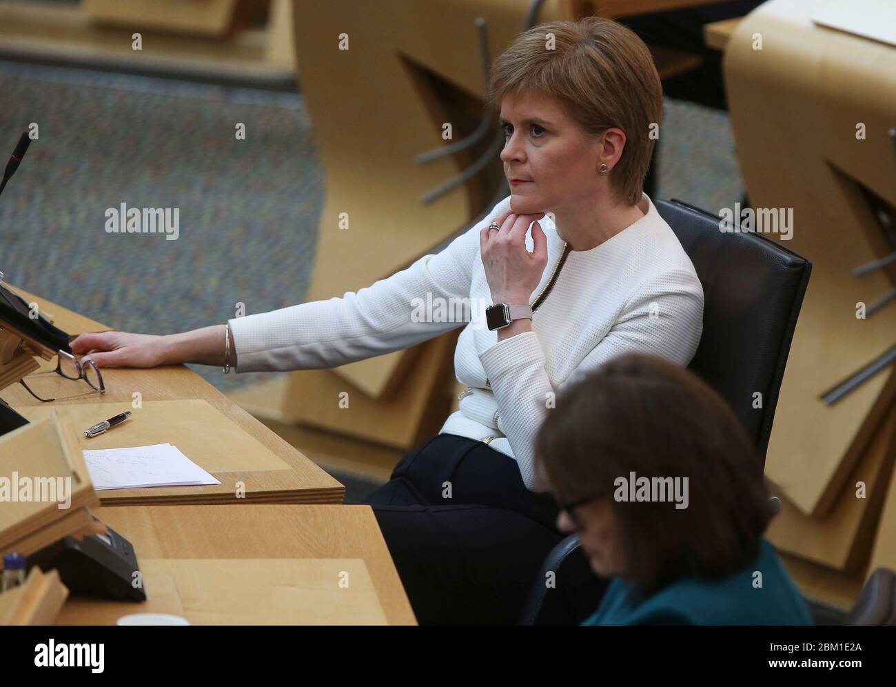Nicola Sturgeon durante Covid-19 el distanciamiento social Preguntas del primer Ministro en el Parlamento escocés, Edimburgo. Foto de stock