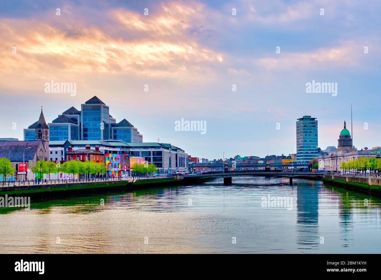 Vista del río Liffey desde el puente Samuel Beckett al atardecer, Dublín, Irlanda Foto de stock