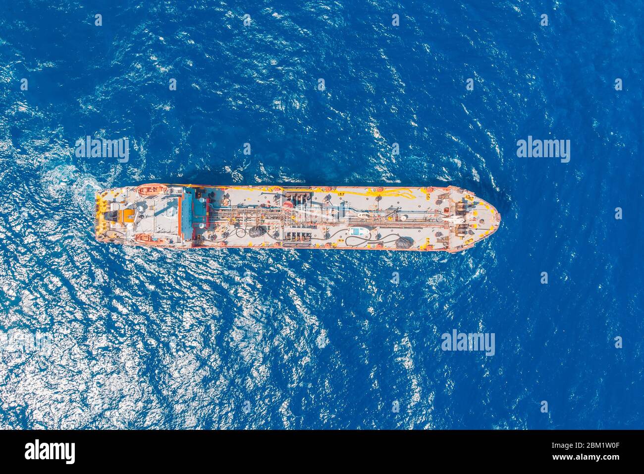 El petrolero químico vela el mar azul. Vista superior de la antena Foto de stock