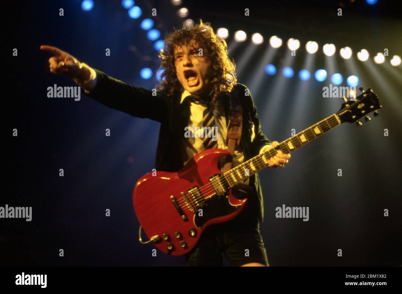 no pueden ver Fuerza Lujoso DETROIT - 17 DE NOVIEMBRE: Angus Young, guitarrista principal de AC/DC, con  su icónico uniforme de colegialas británicas y tocando su Gibson SG rojo,  actúa durante la gira de la Flick of
