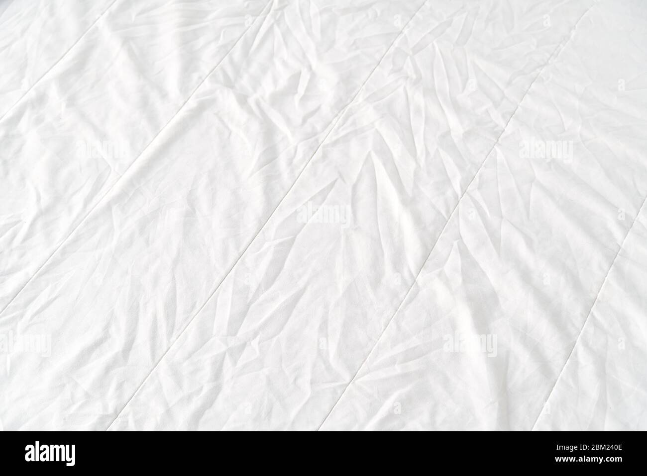 Vista superior de las arrugas en una sábana no hecha después de despertarse  por la mañana. Limpieza de camas, concepto de cama fresca Fotografía de  stock - Alamy
