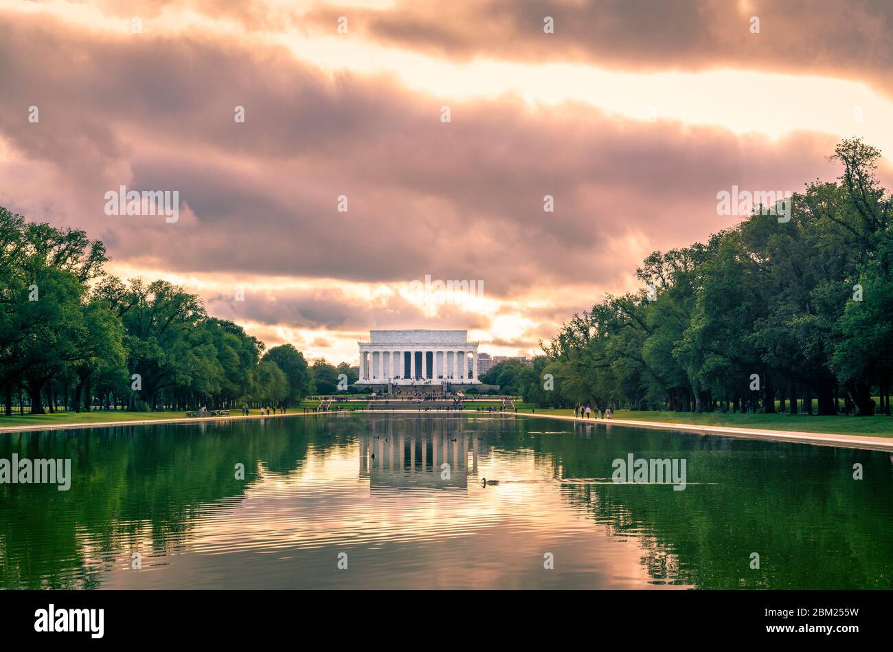 El Lincon Memorial y Reflecting Pool al atardecer en Washington, DC, Estados Unidos. Foto de stock