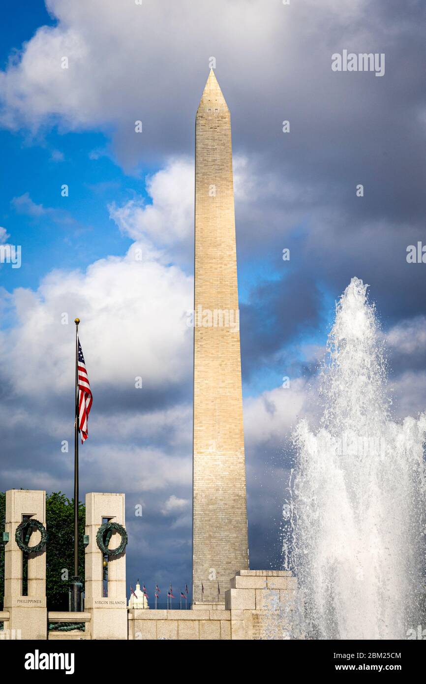 Fuente del Monumento a la Segunda Guerra Mundial y el Monumento a Washington en Washington, DC, EE.UU. Foto de stock