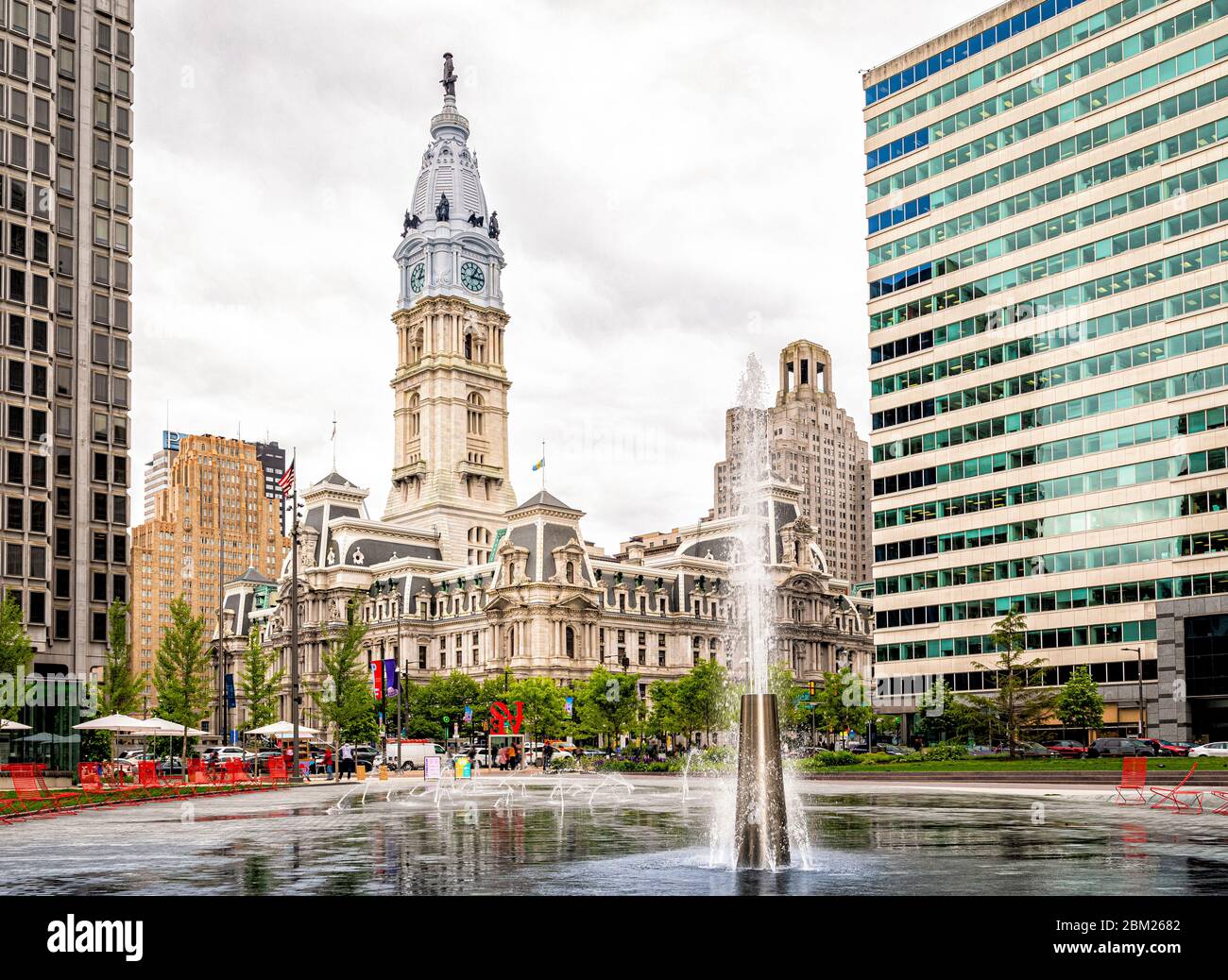 Fuente y Ayuntamiento en el centro de Filadelfia, Pensilvania, Estados Unidos. Foto de stock