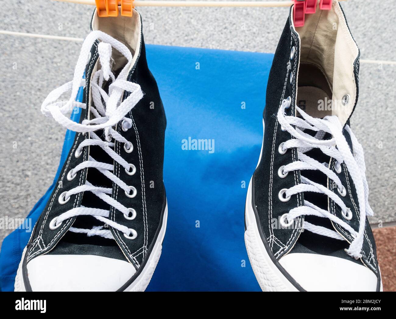 Botas converse fotografías e imágenes de alta resolución - Alamy