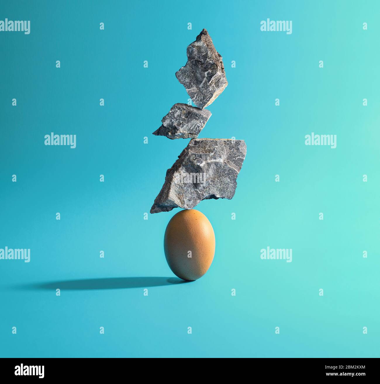 Tres piedras puestas en huevo. Idea creativa. Concepto de equilibrio Foto de stock