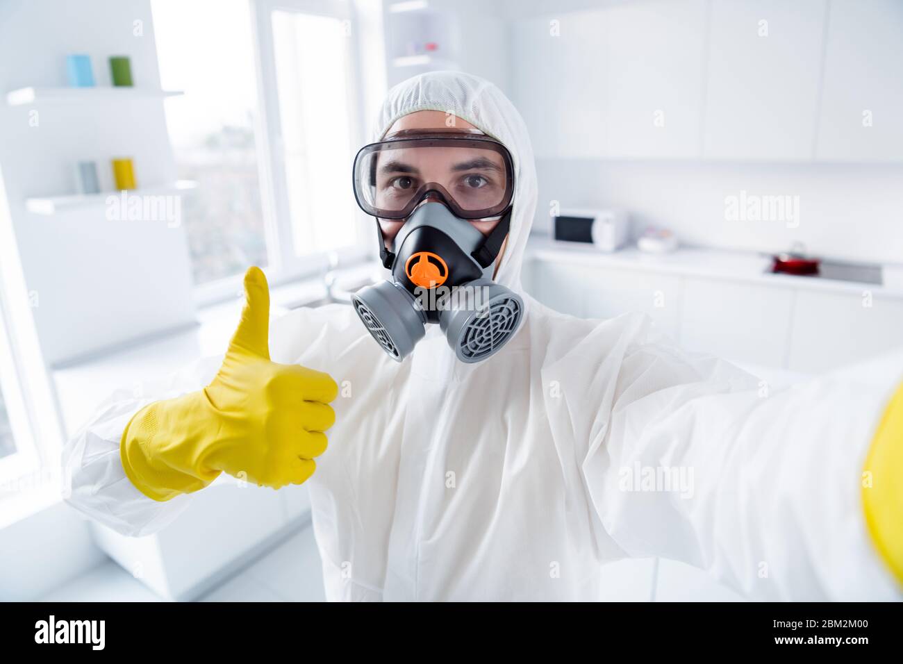 Traje anti quimico amarillo fotografías e imágenes de alta resolución