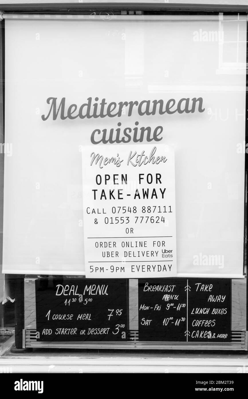 MEM's Kitchen un restaurante mediterráneo en King's Lynn sólo está abierto para llevar durante la pandemia de coronavirus COVID-19 2020. Foto de stock