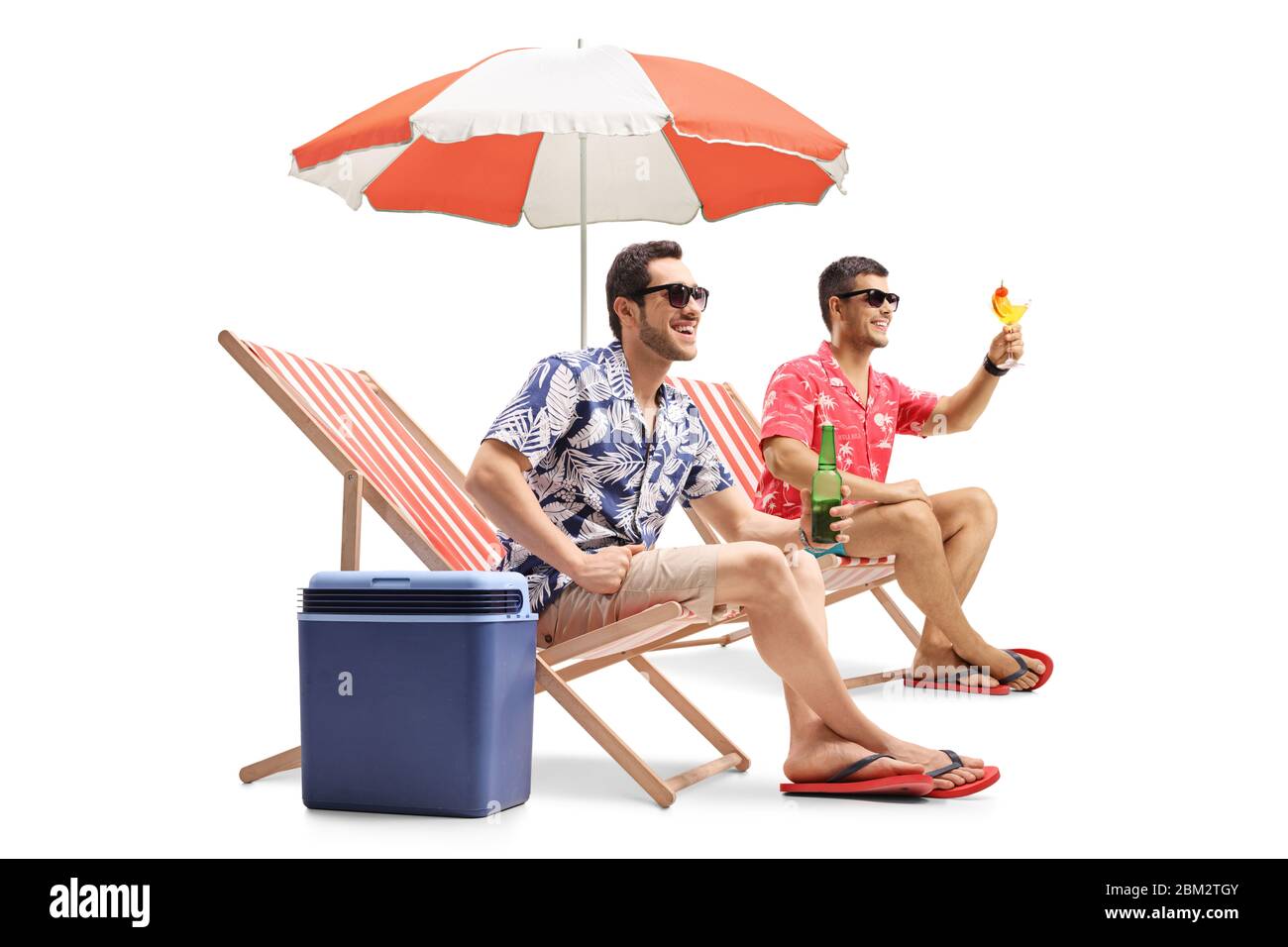 Dos amigos masculinos disfrutando de una bebida y tomando el sol aislados sobre fondo blanco Foto de stock