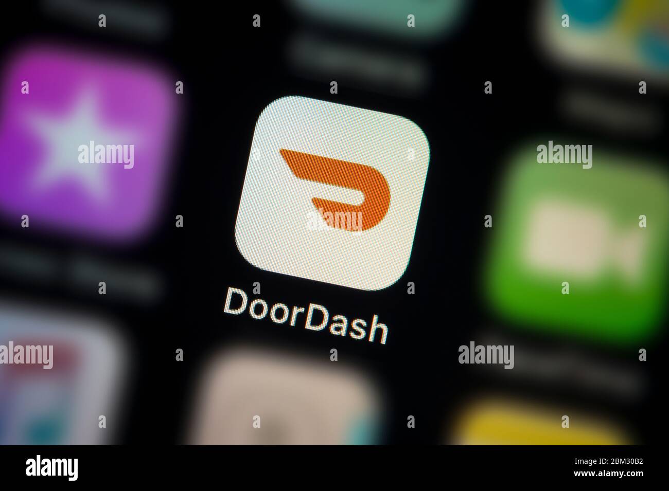 Una captura de primer plano del icono de la aplicación Doordash, tal y como se ve en la pantalla de un smartphone (sólo para uso editorial) Foto de stock