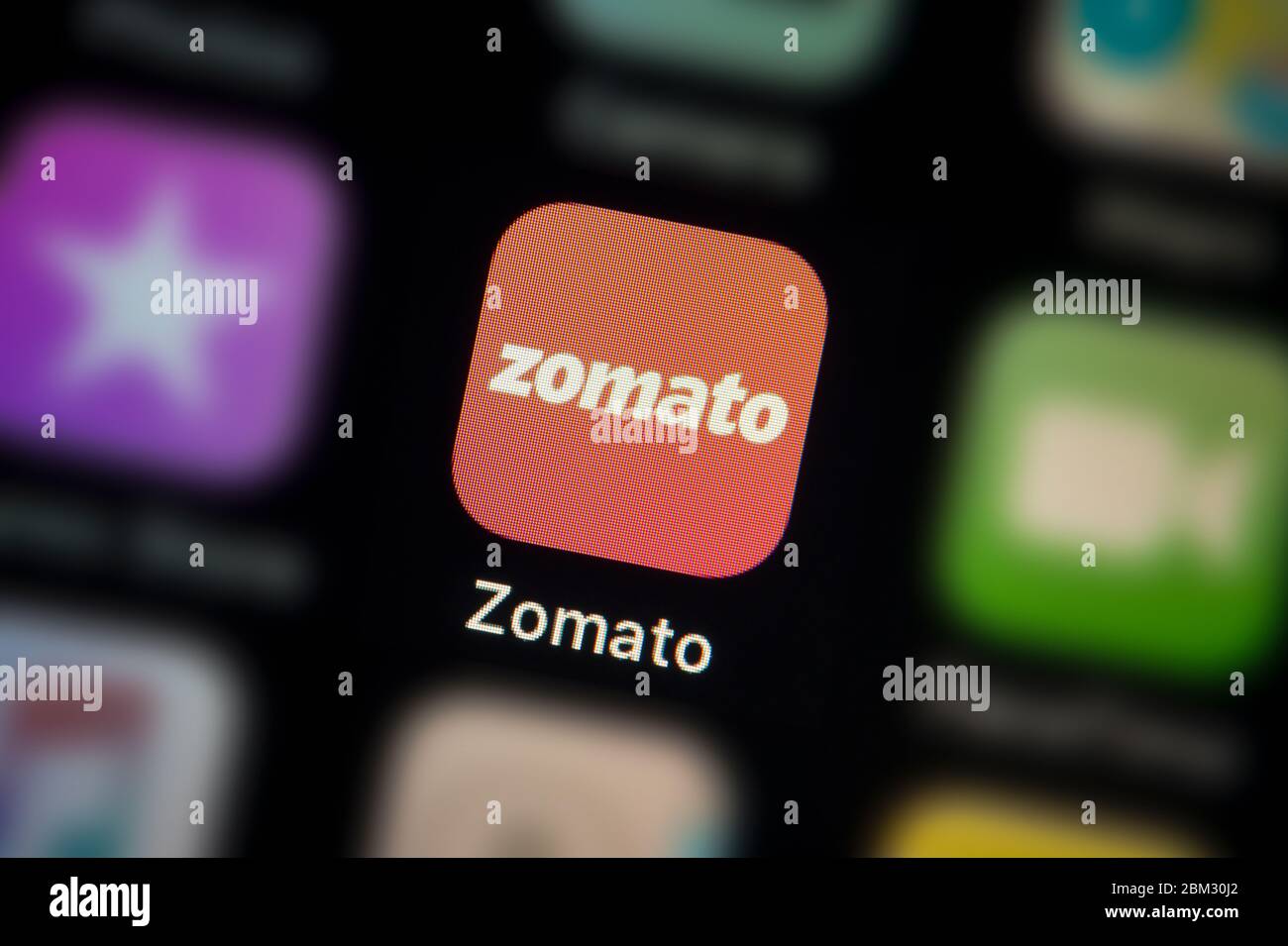 Una foto de cerca del icono de la aplicación Zomato, tal y como se ve en la pantalla de un smartphone (sólo para uso editorial) Foto de stock
