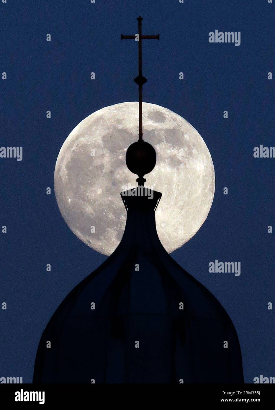 Loughborough, Leicestershire, Reino Unido. 6 de mayo de 2020. Clima en Reino Unido. La última superluna del año, conocida como una Luna de Flores se levanta detrás del Carillon que fue construido como un monumento conmemorativo de la guerra en 1923. Darren Staples/Alamy Live News. Foto de stock