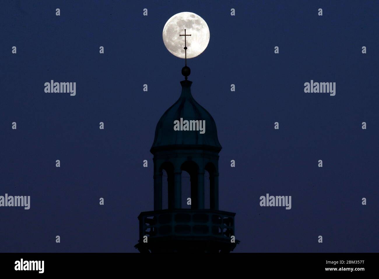 Loughborough, Leicestershire, Reino Unido. 6 de mayo de 2020. Clima en Reino Unido. La última superluna del año, conocida como una Luna de Flores se levanta detrás del Carillon que fue construido como un monumento conmemorativo de la guerra en 1923. Darren Staples/Alamy Live News. Foto de stock