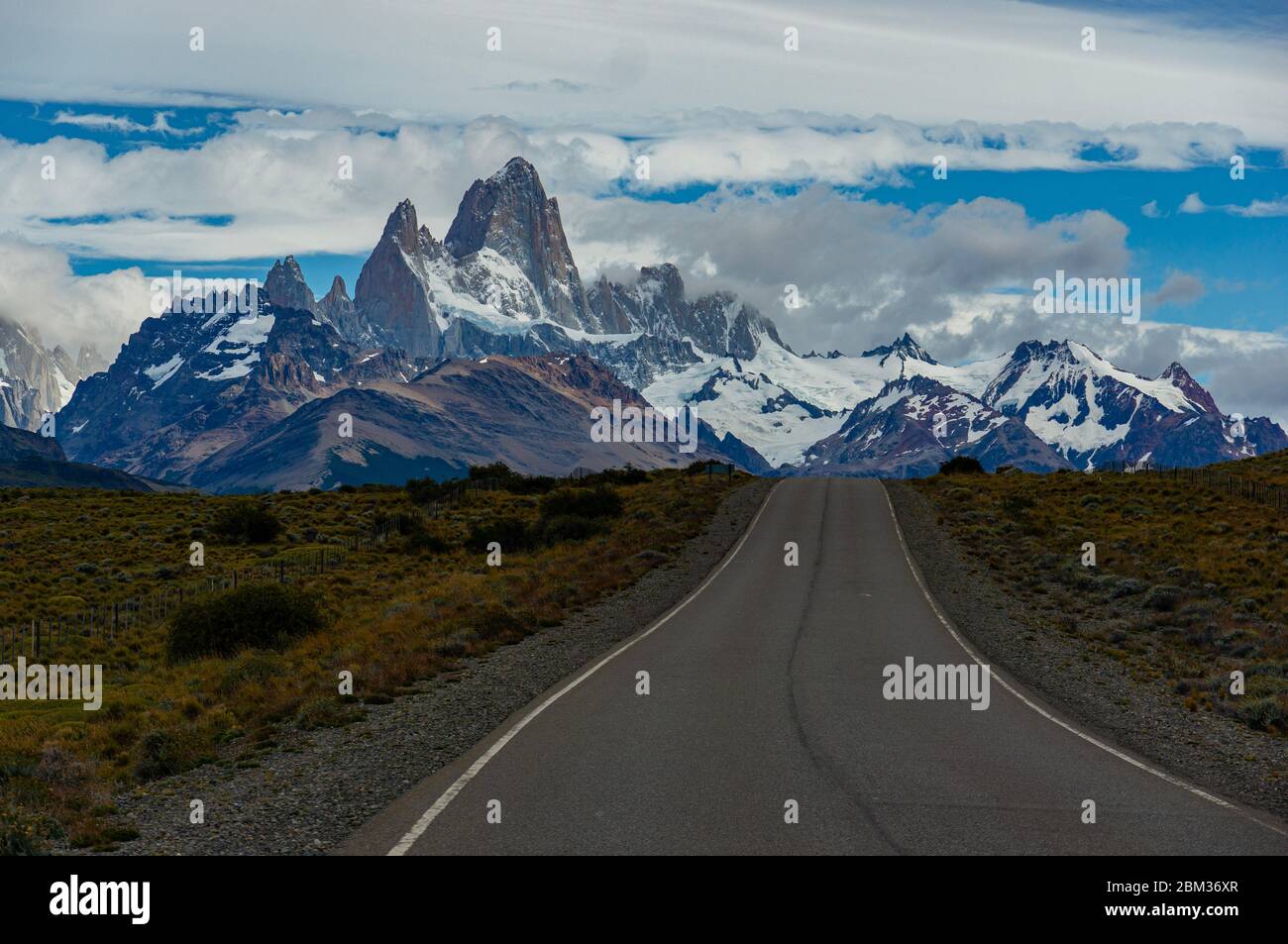 Camino a el Chalten y Fitz Roy en Patagonia Argentina excursión por carretera a las montañas nevadas Foto de stock