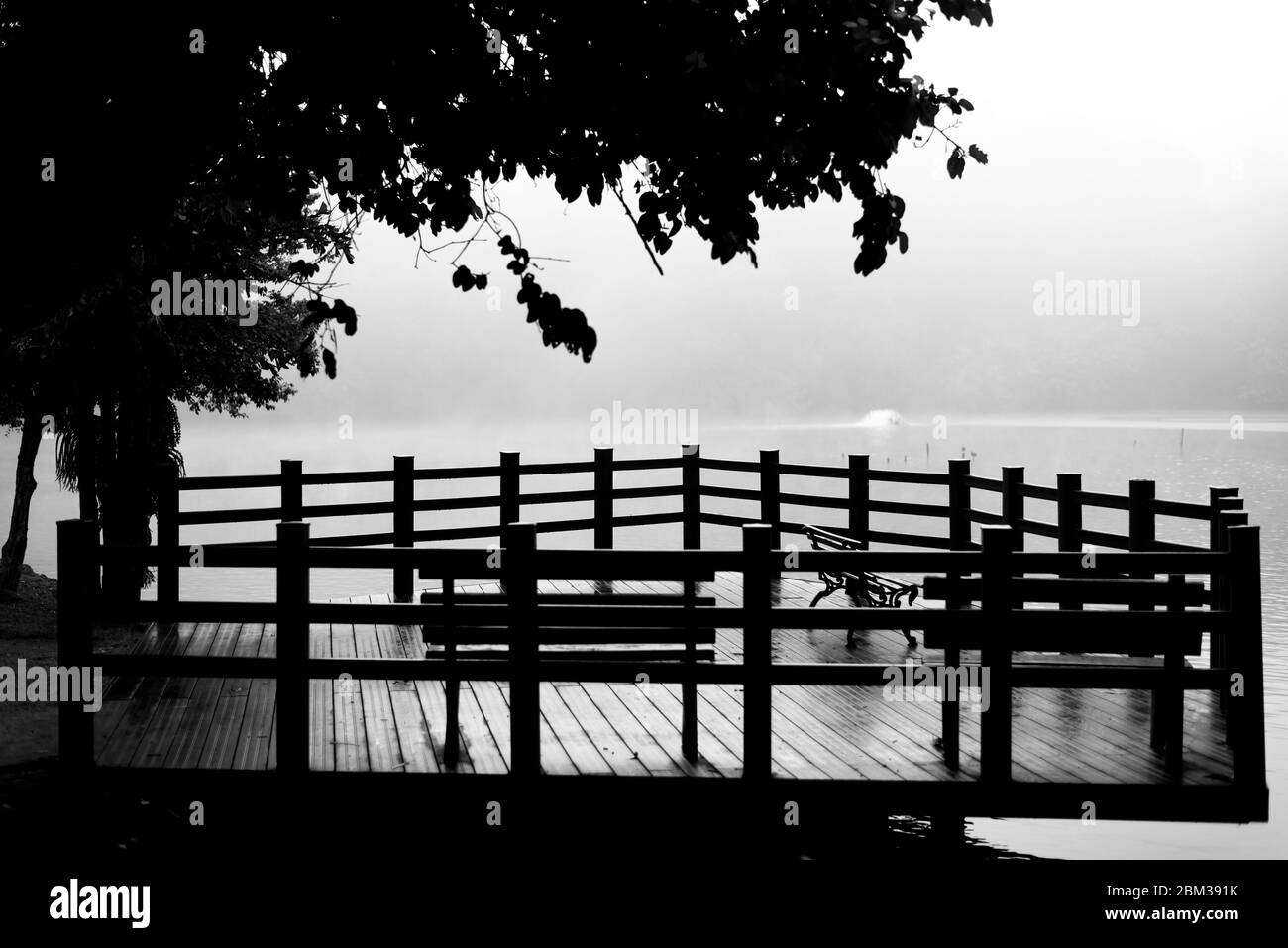 Día lluvioso en el muelle Foto de stock