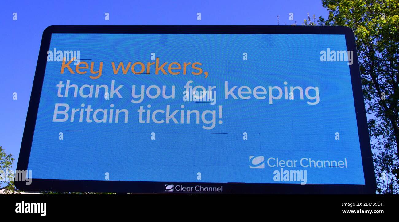 La cartelera electrónica agradece a los trabajadores clave de Manchester, Inglaterra, reino unido, durante la pandemia de Covid 19. Foto de stock
